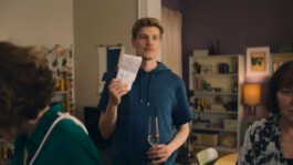 Knut hält einen Brief hoch Oma Inge Film