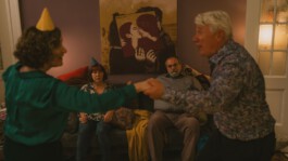 Gilla und Helmut tanzen, während Uschi und Bernhard schlechtgelaunt auf der Couch sitzen. Oma Inge Film