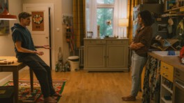 Karo und Knut stehen sich in der Küche gegenüber. Oma Inge Film