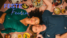 Karo und Knut liegen auf dem Rücken auf einem vollen Esstisch. Oma Inge Film